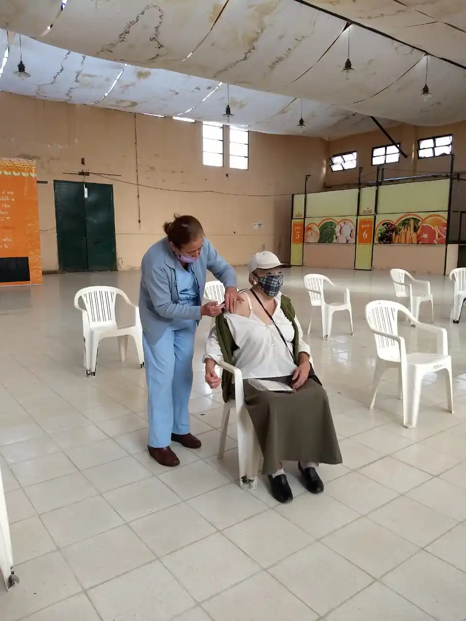 Se continúa vacunando a los adultos mayores