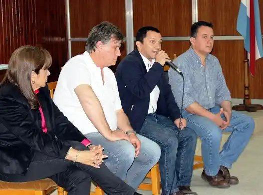 Grané entregó certificados de albañilería en Larroque   