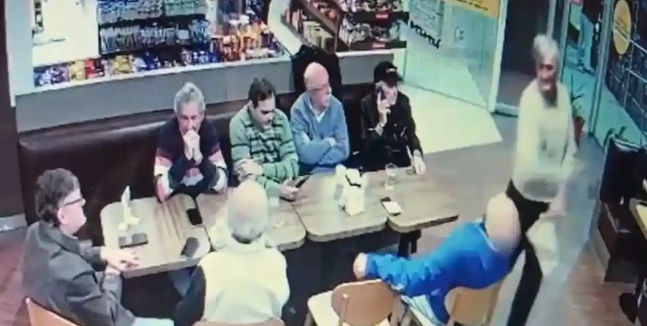 En una estación de servicio de Rafaela, un hombre golpeó a otro porque no quiso prestarle un diario y se desató una pelea entre los presentes.