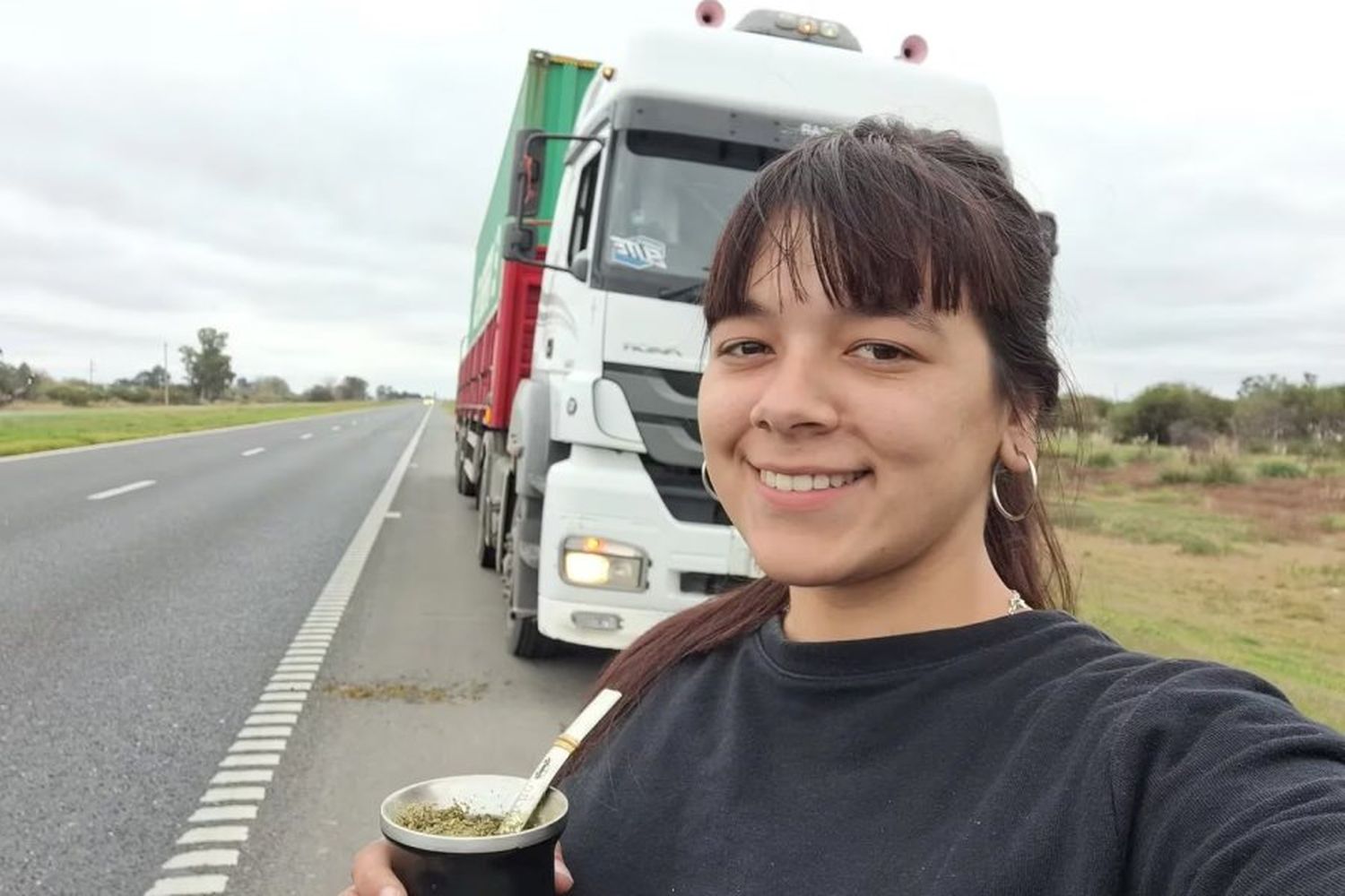 Tiene 23 años, logró el sueño de ser camionera y es furor en las redes