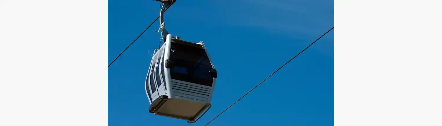 Una mujer murió tras caer de un teleférico.