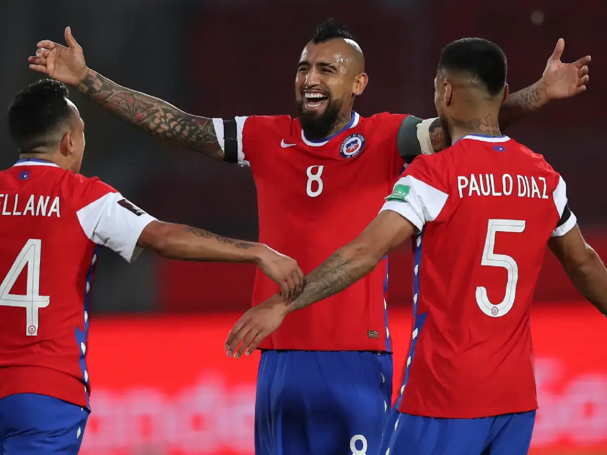 Por un doblete de Vidal, Chile le ganó a Perú