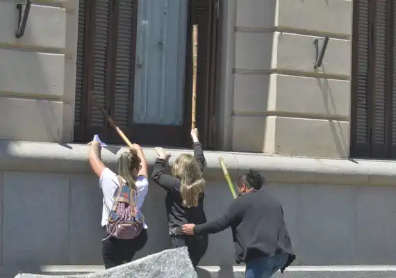 Falleció el joven atropellado por un funcionario y un grupo de manifestantes arremetió contra el Municipio