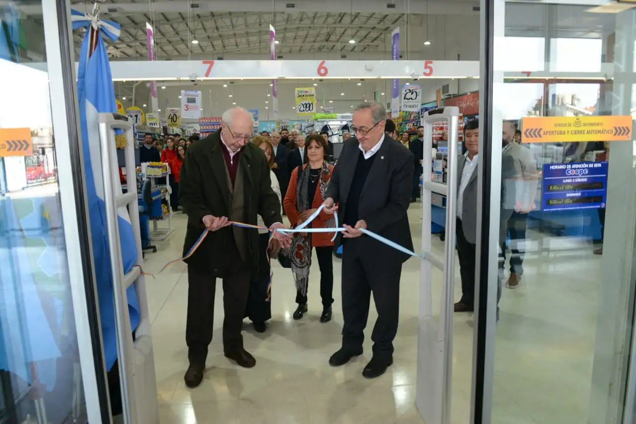 El intendente Lunghi y Luis Ortiz cortaron la cinta para inaugurar la Cooperativa Obrera.