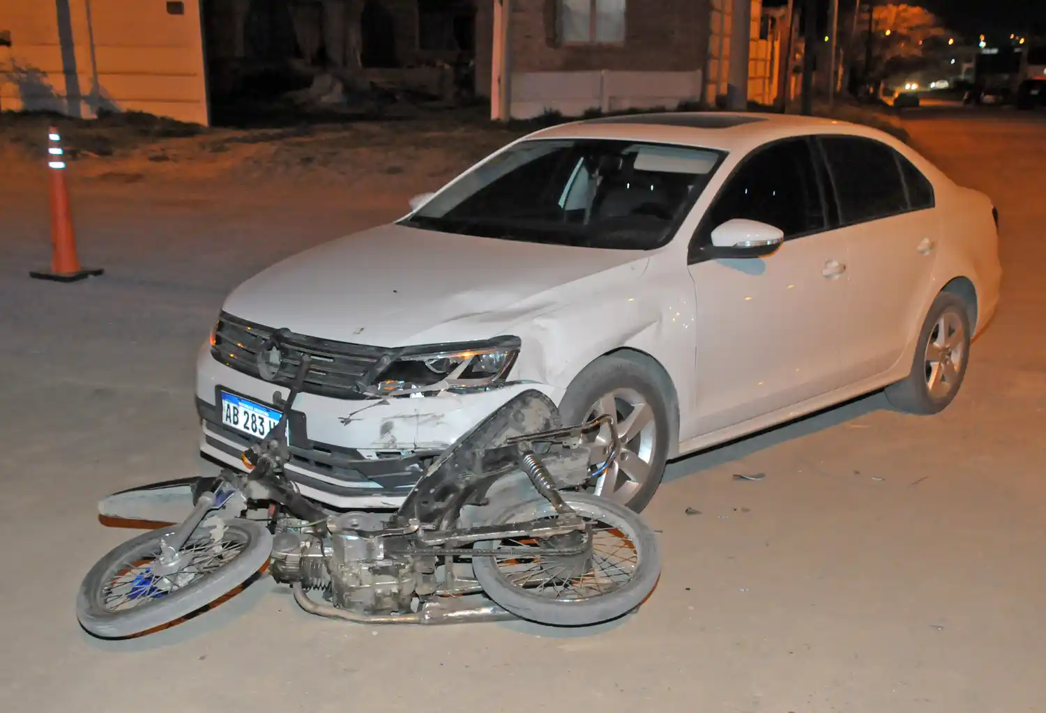 Un motociclista y un ciclista resultaron heridos tras dos choques ocurridos con escasa diferencia