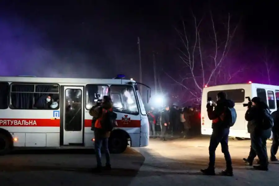 Apedrearon al micro de los argentinos evacuados de China