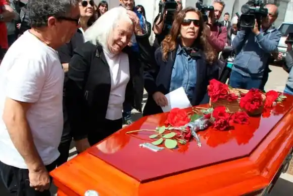 “Me estoy muriendo junto a la mujer que amo”, la emotiva carta de César Mascetti que leyó Sandra Mihanovich en su despedida