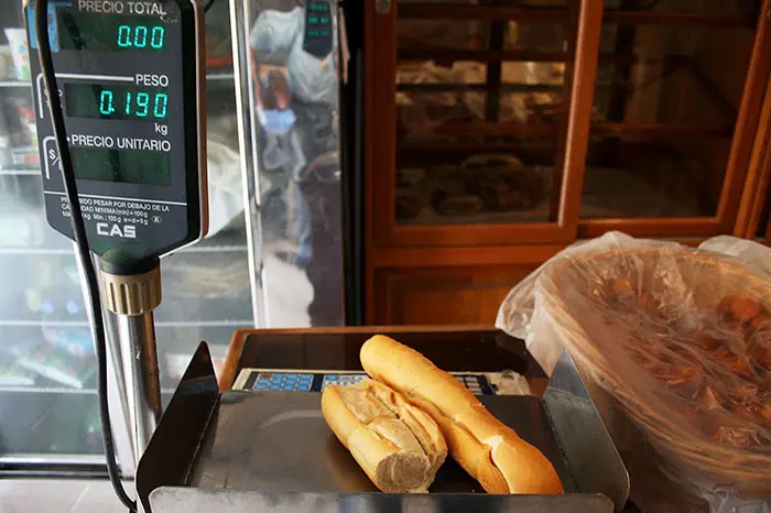 Comercios que venden alimentos podrán trabajar hasta las 20