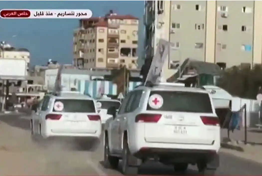 Ambulancias de la Cruz Roja en camino a recoger a las secuestradas