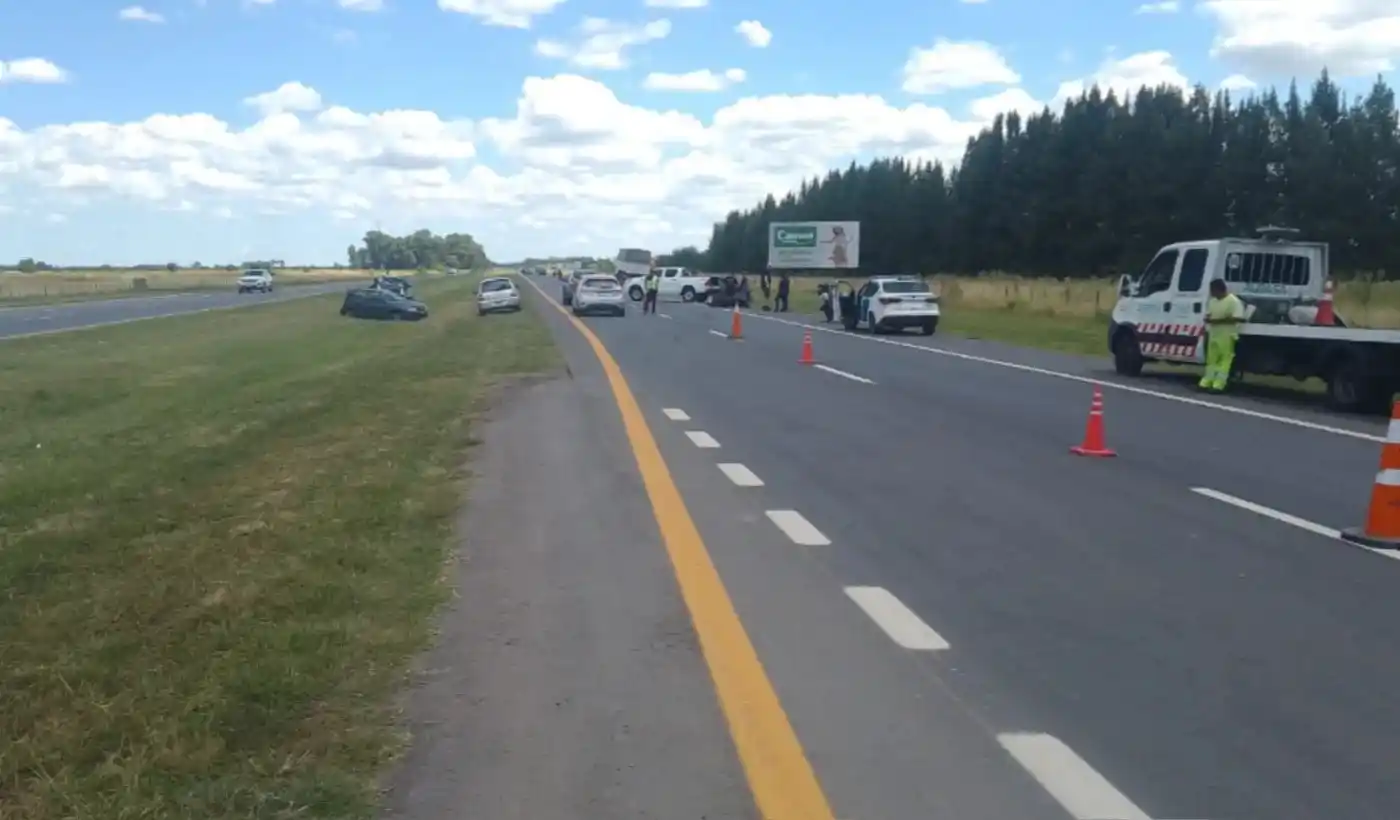 El operativo de emergencia en la Ruta 2 tras el fuerte accidente que afectó a varios vehículos y requirió la asistencia médica urgente para una menor. FOTO: El Día