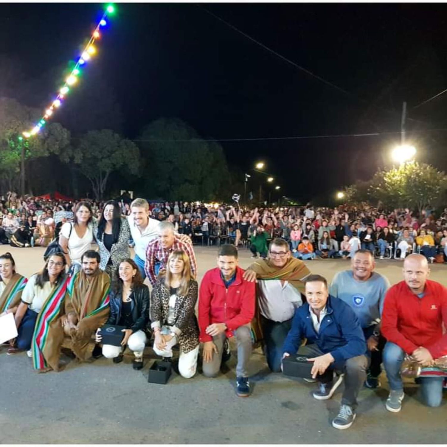 El gobernador Maximiliano Pullaro junto a autoridades provinciales y comunales, con el público de fondo durante la última jornada de la multitudinaria fiesta.