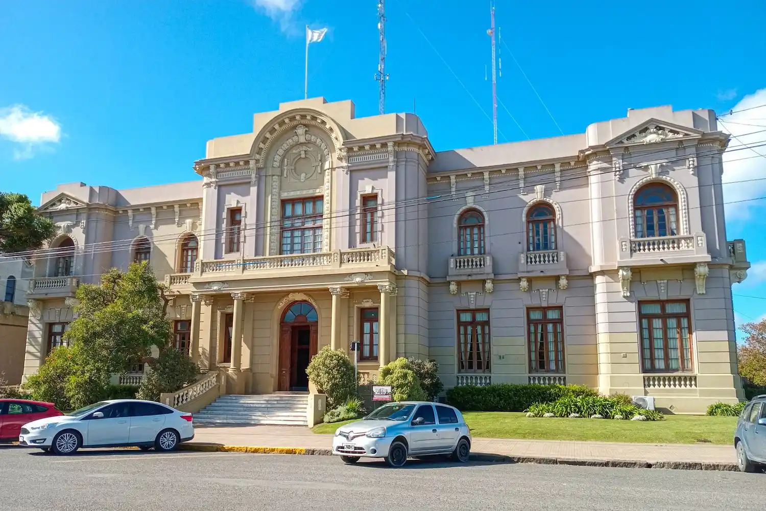 Salarios: con aumento, Juárez paga el aguinaldo a municipales