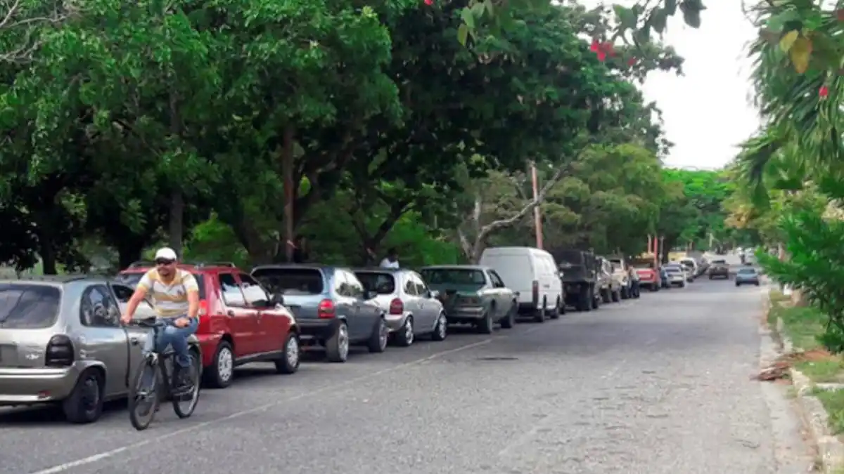 ¿DÓNDE ESTÁ LA GASOLINA? PDVSA dice que todo está normal, siguen las protestas por escasez y Rafael Ramírez mete la cuchara