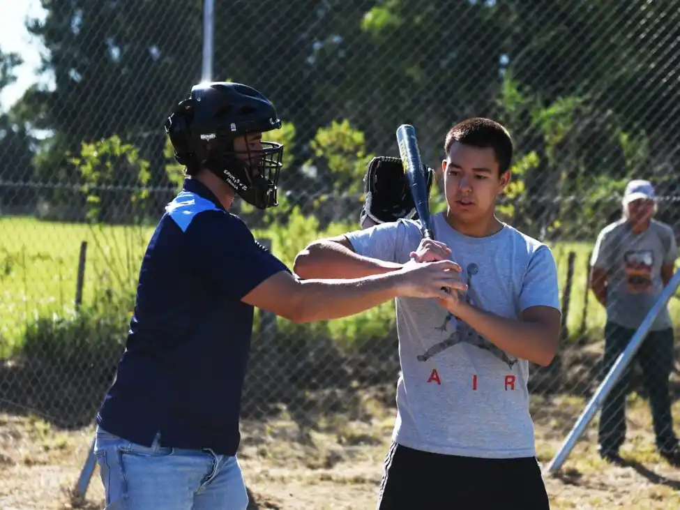 Crespo impulsa el sóftbol con la inauguración de una cancha reglamentaria