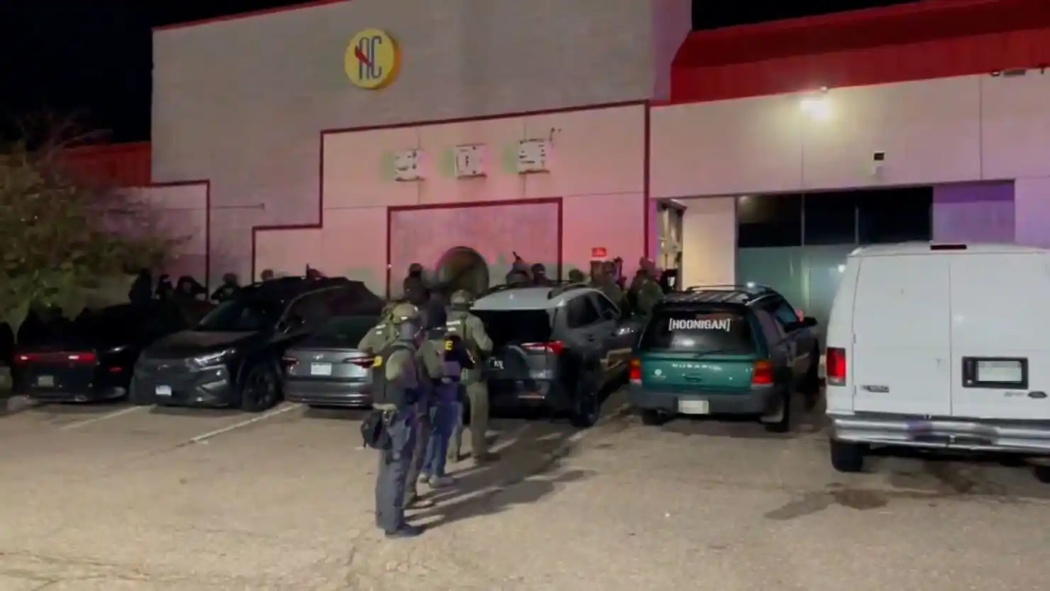 AL MENOS 100 MIGRANTES detenidos en club nocturno en Colorado