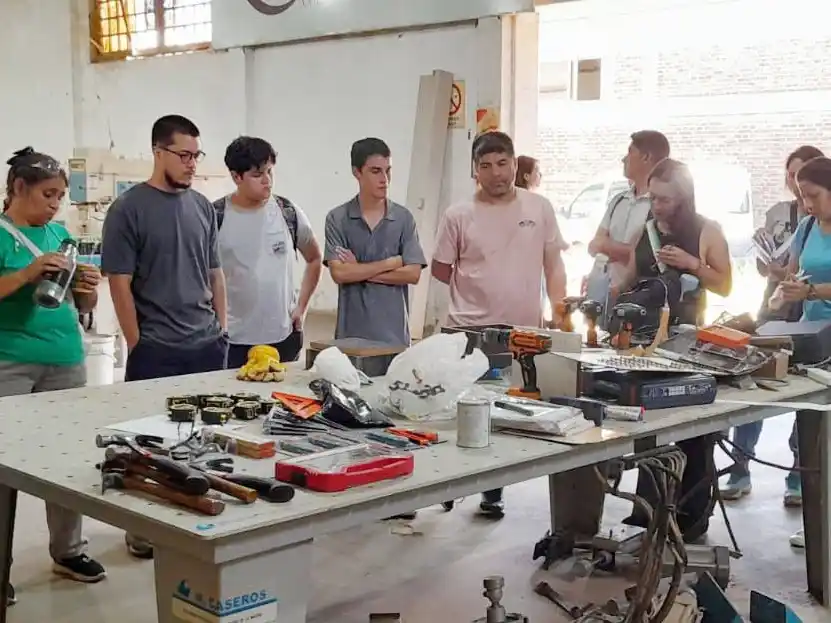 Comenzó el curso de armado de muebles en placa