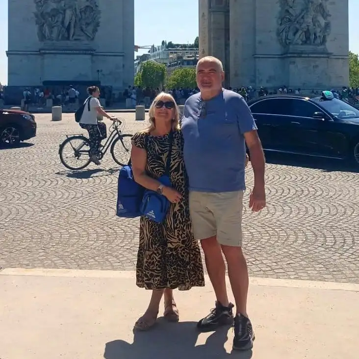 Claudia y su esposo junto al Arco de Triunfo en París