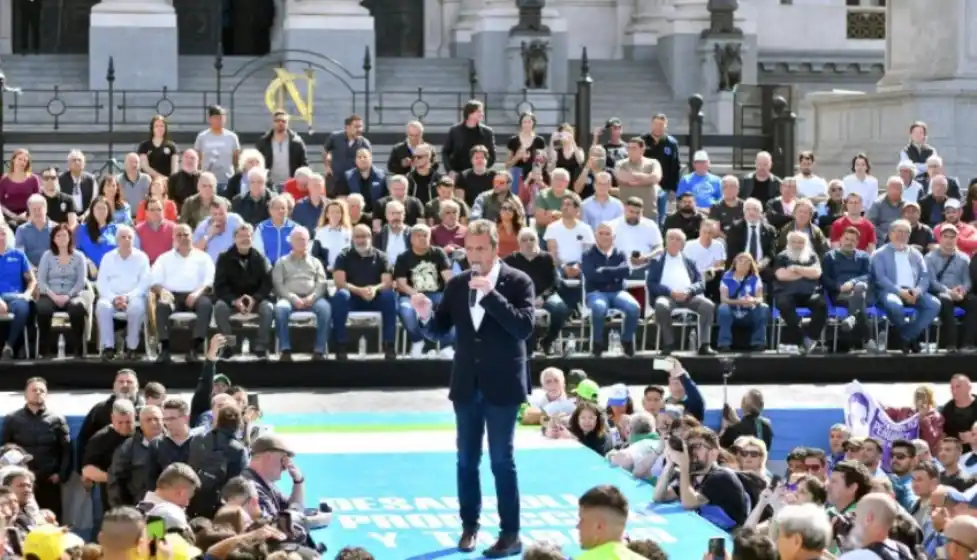 Massa encabezó un acto junto a la CGT en el Congreso: “El salario no es ganancia, es remuneración”