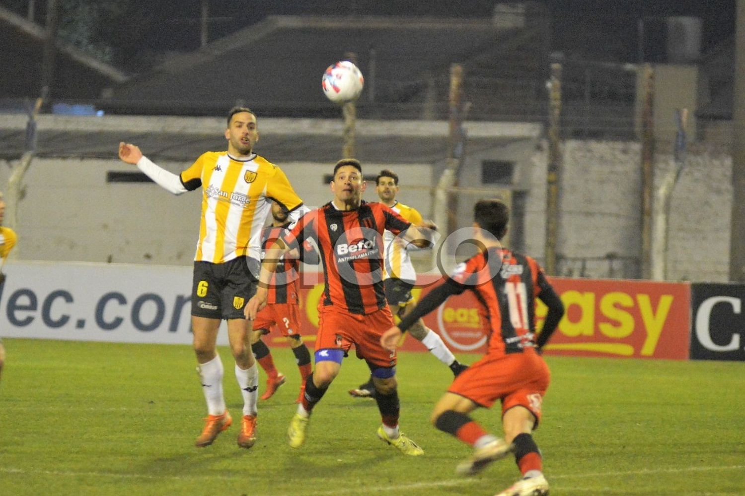 Osinaga y Benegas buscan en el juego aéreo.