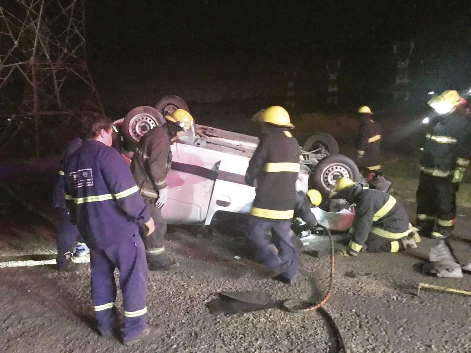 Una camioneta volcó en un camino  interno de la Represa de Salto Grande 