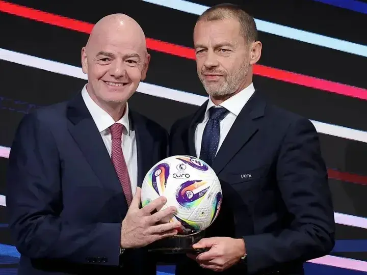 Infantino enfrentado al presidente de la UEFA, Aleksander Čeferin  Foto:FIFA