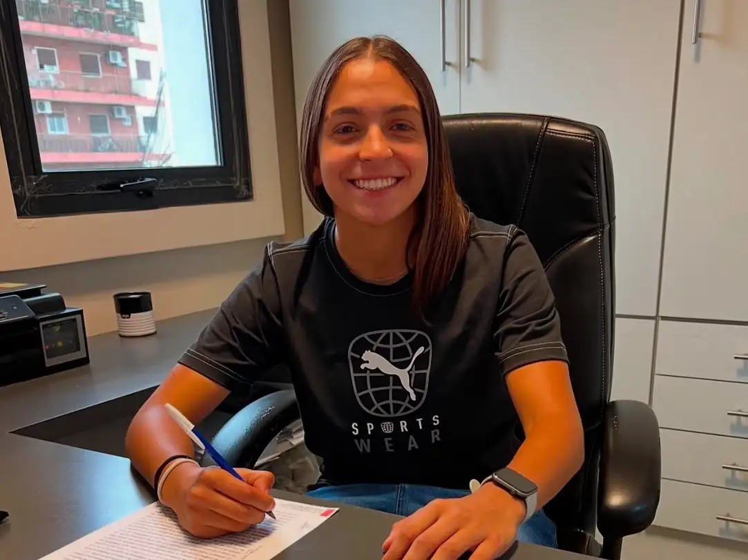 Camila Ochoa sellando su primer vinculo profesional (FOTO: Independiente Femenino)