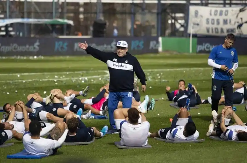 Maradona, aislado de la concentración de Gimnasia