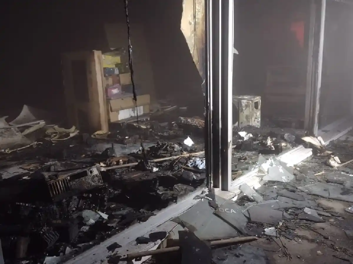 Graves daños en un depósito de un correo por un incendio