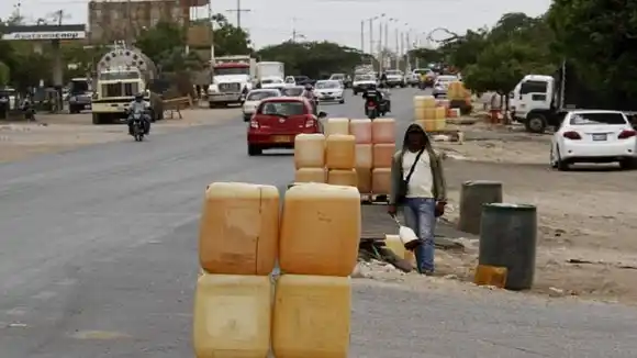 ¡CUESTA ARRIBA! Conseguir gasolina en Cúcuta también es un drama para los venezolanos