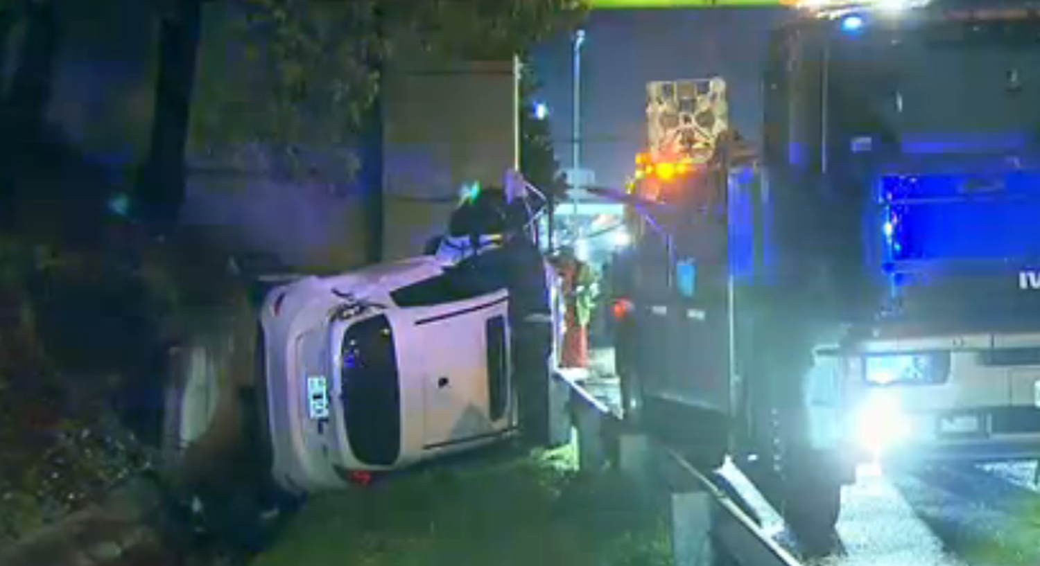 Cayó un auto de Autopista Ricchieri altura Villa Celina