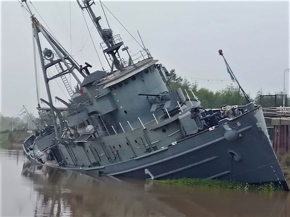 Buque Museo escorado: con buzos de la Armada, sigue la tarea ante el riesgo de hundimiento