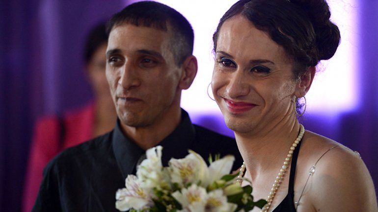 Mató a su familia y ahora se casó con "el sátiro de la pollera roja"
