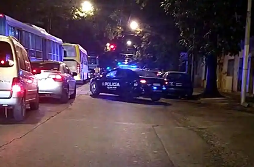 Dos ladrones escaparon a los tiros entre medio de los autos tras intentar asaltar a una pareja que circulaba en su moto