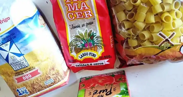 Desarrollo Humano entregó una bolsita de mercadería con cuatro productos y estalló la bronca en La Tosquera