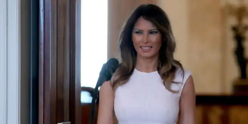 ¡NO ME TOQUES! Melania rechaza gesto de Trump y se vuelve viral (VIDEO)