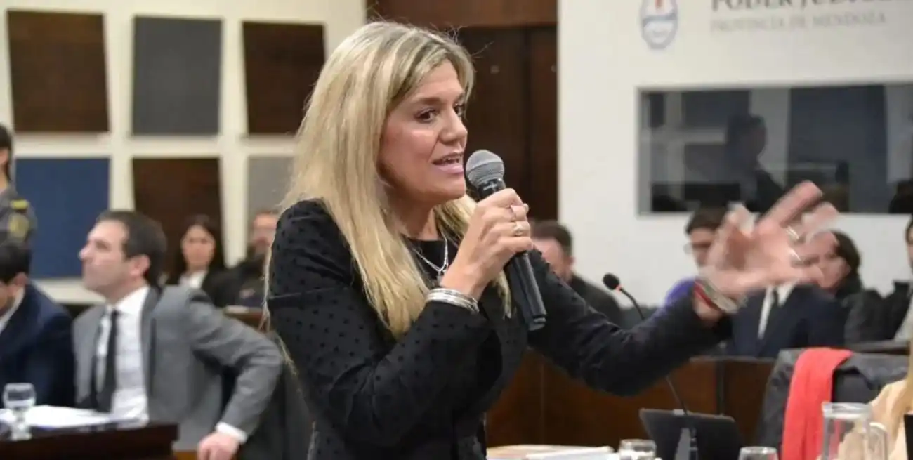 El atacante se abalanzó sobre la funcionaria con un arma blanca.