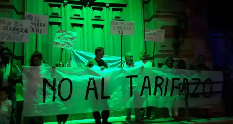 Vecinos marcharon por sexta vez contra los aumentos de tarifas en servicios públicos