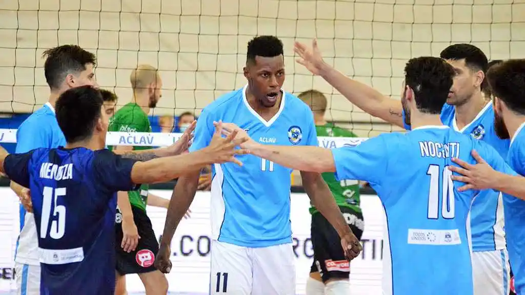 Policial se enfrenta al local Paracao