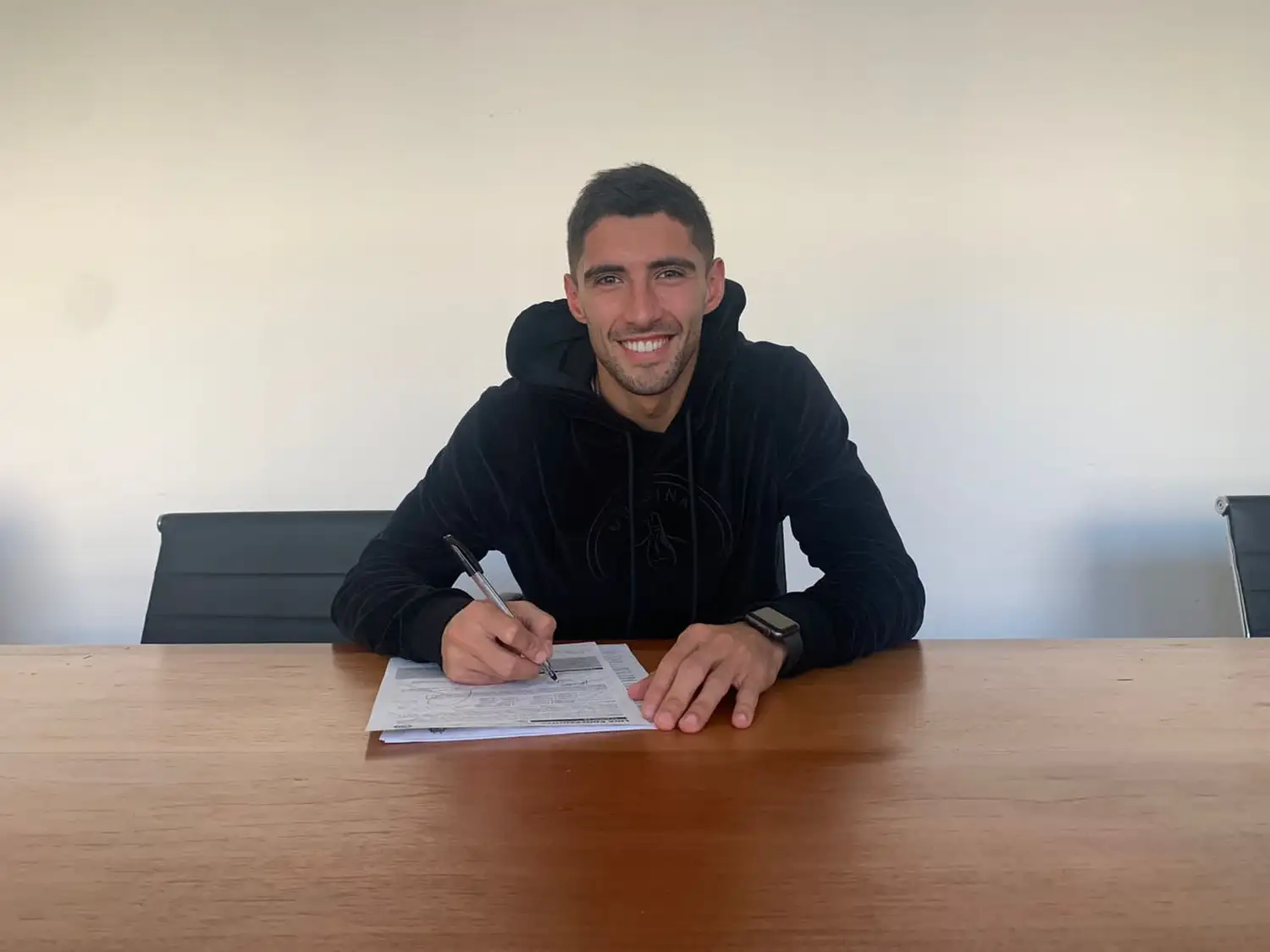 Alvarez firmó ayer su contrato con Colón.