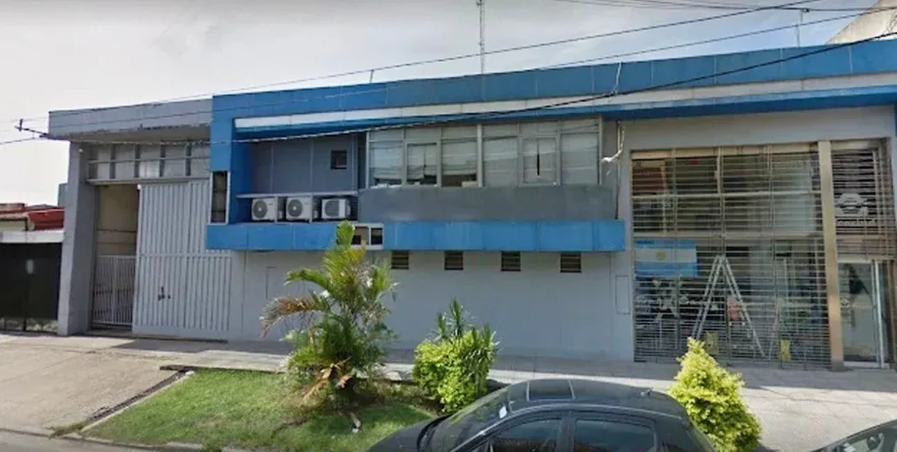 Los delicuentes accedieron al interior de la fábrica tras violentar una ventana.