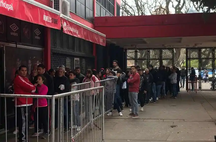 Furor por la rosa: extensa fila de hinchas de Newell’s para comprar la nueva camiseta