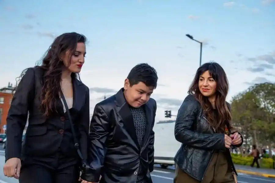 Jana, Dieguito y Gianinna caminando hacia el Panteón