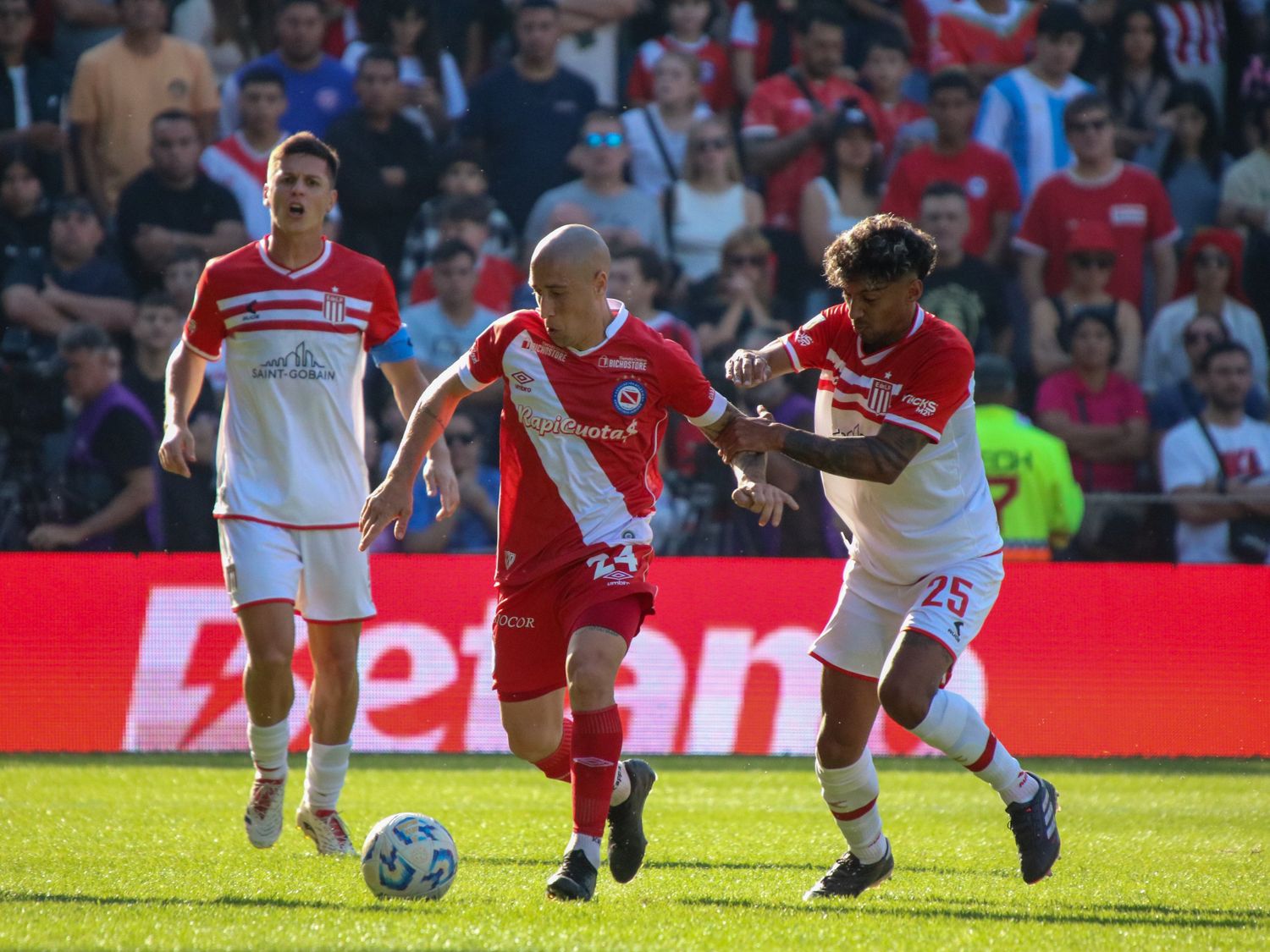 Argentinos goleó a Estudiantes La Plata 4-0 y quedó primero en la Zona A, a la espera de que juegue Boca.