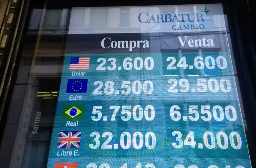 Sigue la tensión cambiaria y en Rosario el dólar ya llegó a $24,60