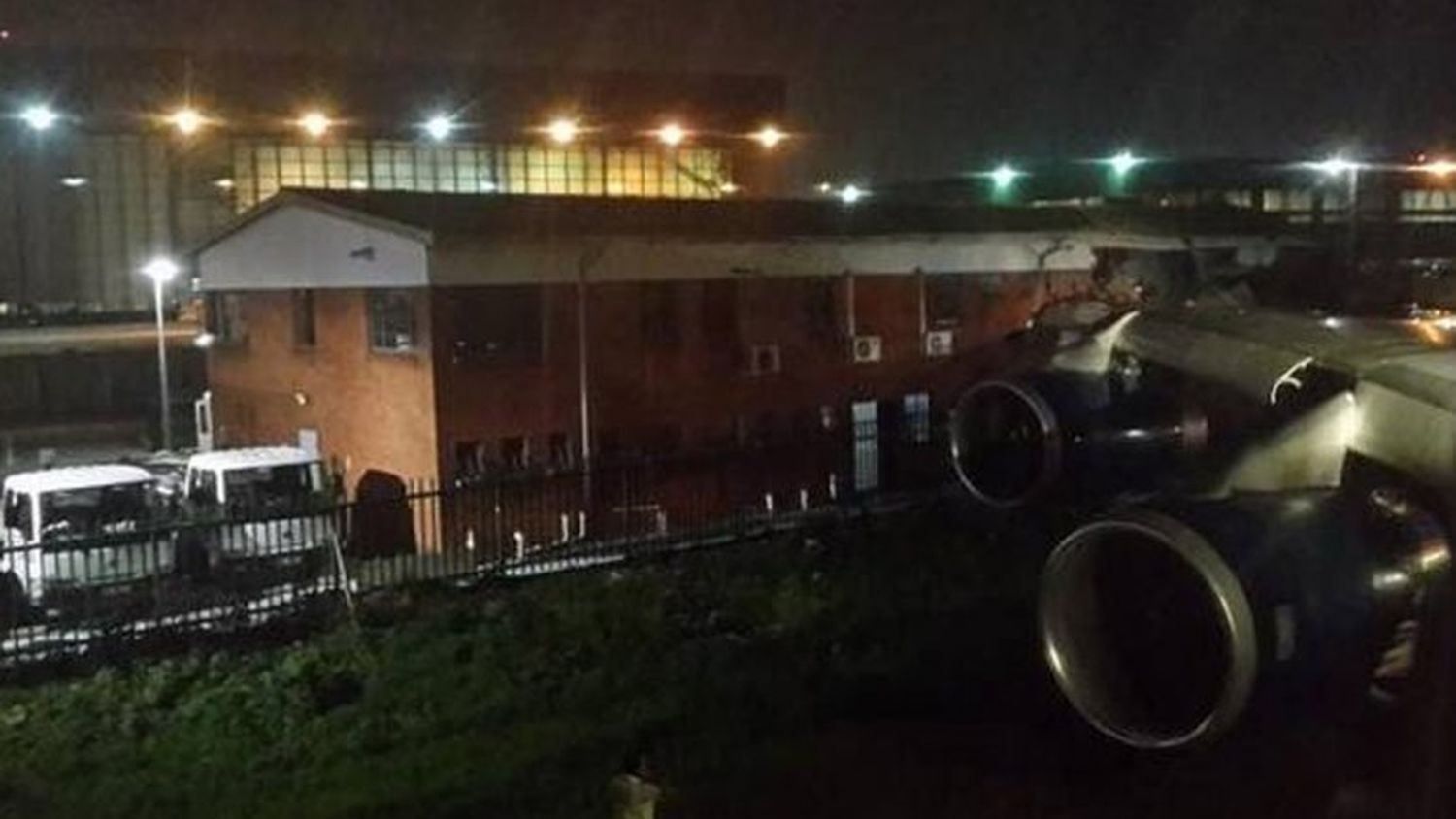 Un avión chocó contra un edificio en Sudáfrica