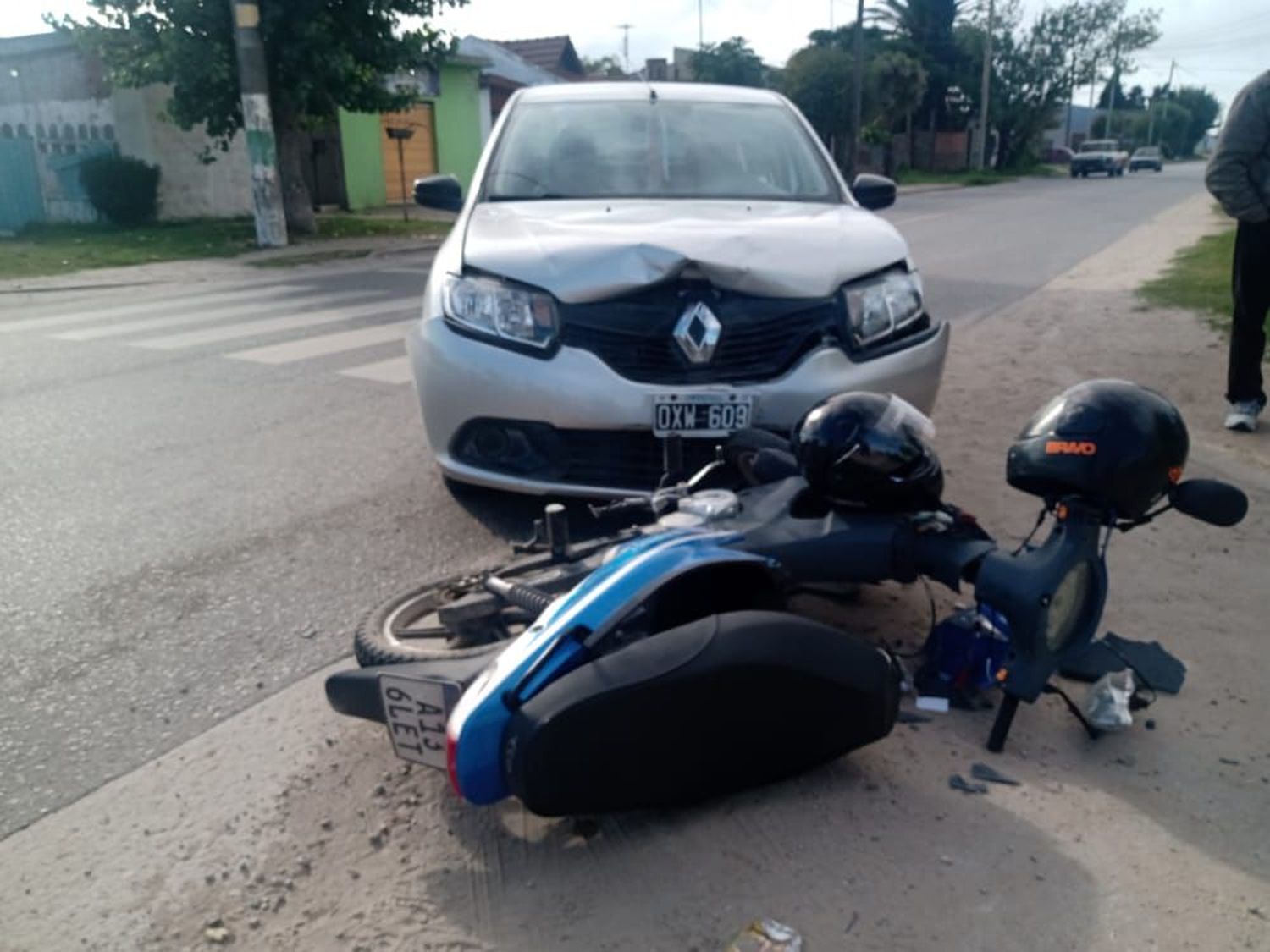 Flojo de papeles: chocaron un auto y una moto, ninguno tenía toda la documentación