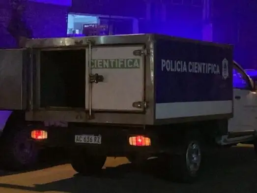 Si bien en principio no presentaba signos de violencia, el fiscal Carlos Russo dispuso una causa caratulada como “averiguación de causales de muerte”.