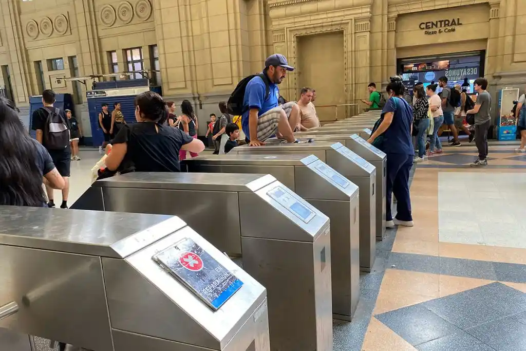 En Constitución buscan frenar a los que saltan los molinetes.