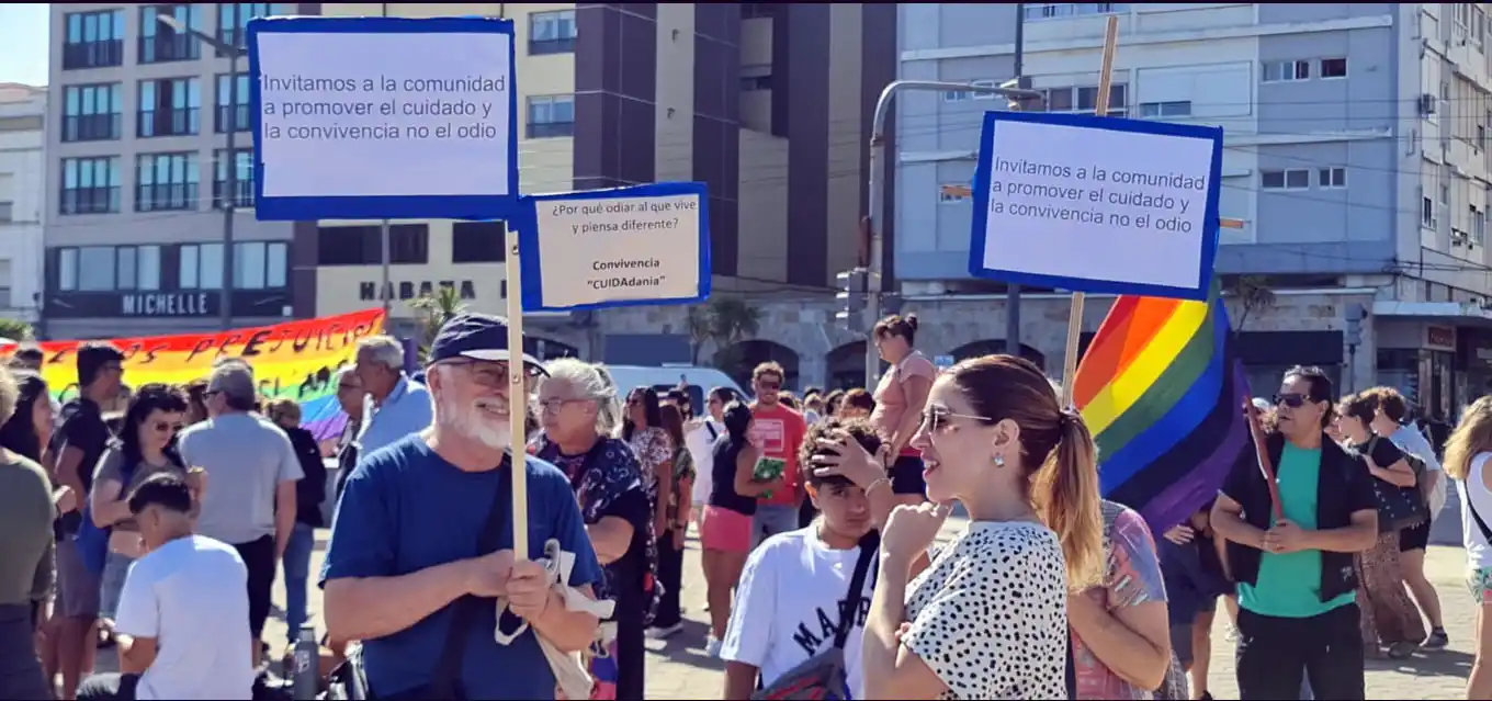 Pancartas. Entre ellas de un adulto mayor que pedía convivir sin odios entre ciudadanos
