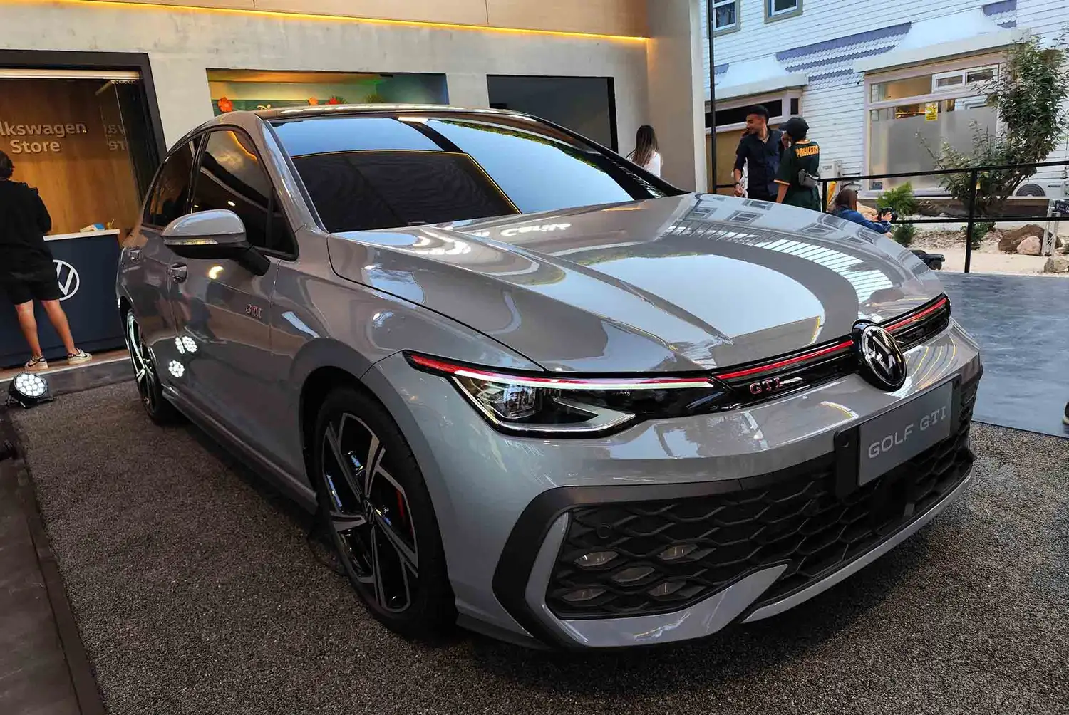 El Golf GTI que permanecerá en exhibición en Cariló hasta finales de enero.